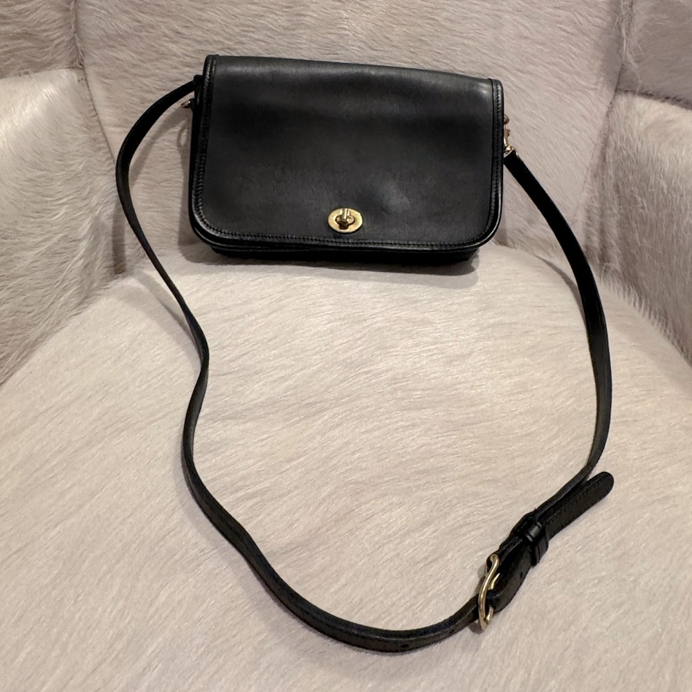 Classic Coach leather women’s flap crossbody handbag black. D8U- 9755